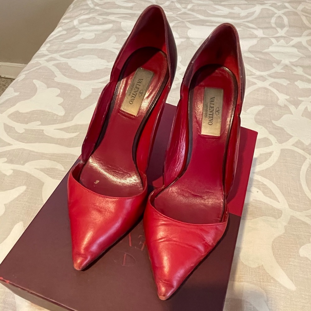 Sz 37 VALENTINO red leather pumps w/box